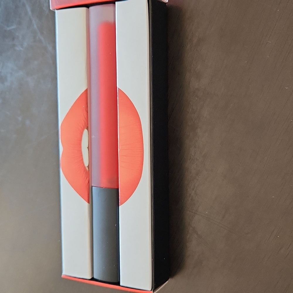 NIB - ALLURING Huda Beauty Liquid Matte Lipstick